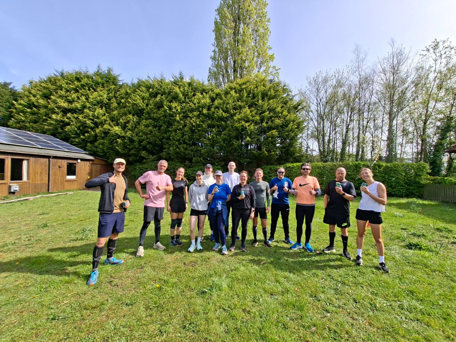 De crew na de Social Trail Run — grote groepsfoto in het gras