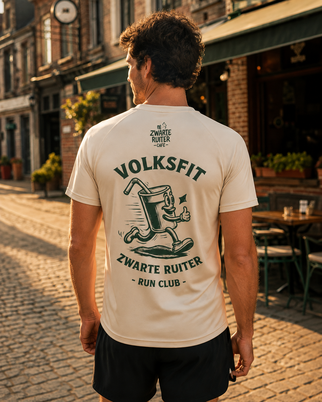 Cream tee — back view met de mug-runner, in de café-straat